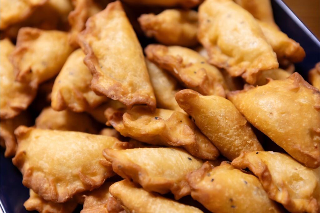 Juhlapöytään tuotiin pieniä lihatäytteisiä pasteijoita.
